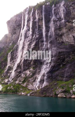 Seven Sisters Waterfall à Geirangerfjord vue du bateau de croisière dans la municipalité de Stranda dans le comté de Møre og Romsdal 39e plus haute cascade de Norvège Banque D'Images