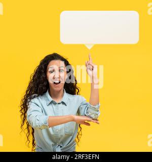 Excité Femme ayant une idée pointant le doigt vers le haut à Speech Bubble Banque D'Images