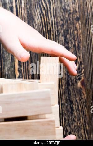 barres en bois avec lesquelles vous pouvez jouer à des jeux de table, gros plan de morceaux de bois de la même taille pour le divertissement des enfants et des adultes Banque D'Images