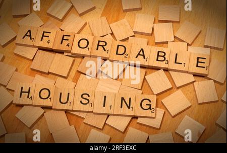 Logement abordable, énoncé dans les lettres Scrabble - UK SocialHousing et nouvelle construction 80% du coût du marché Banque D'Images