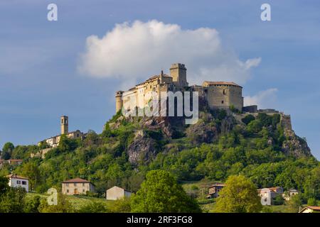 Château de Bardi (Castello di Bardi) avec ville, province de Parme, Émilie-Romagne Banque D'Images