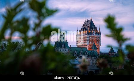 Belle vue sur le célèbre hôtel Château Frontenac en arrière-plan, sous la lumière du crépuscule, premier plan flou. Vieux Québec, Canada Banque D'Images