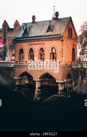 Ville portuaire, Speicherstadt à Hambourg. Les beaux bâtiments en briques rouges sont typiques de ces entrepôts qui ont été utilisés pour stocker des marchandises de partout Banque D'Images