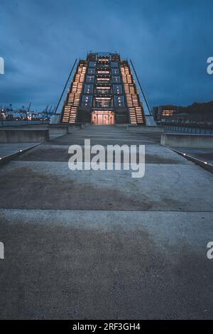 Structures modernes façonnant l'horizon de Hambourg - Une odyssée visuelle à travers des chefs-d'œuvre urbains contemporains Banque D'Images