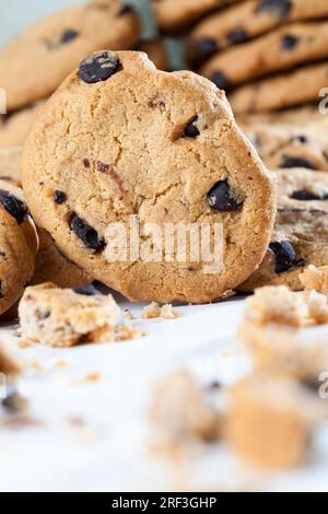 biscuits à la farine d'avoine brisés et gros morceaux de chocolat sucré ensemble, biscuits avec morceaux de chocolat à l'intérieur, nourriture de gros plan pour desserts biscuits émiettés Banque D'Images