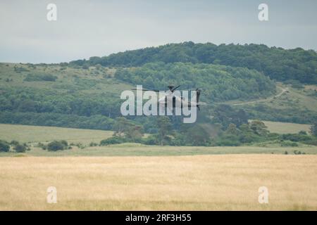 Gros plan de l'hélicoptère d'attaque Apache Boeing AH-64E de l'armée britannique (ZM722 ArmyAir606) en vol de bas niveau, Wiltshire, Royaume-Uni Banque D'Images