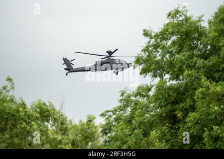 Gros plan de l'hélicoptère d'attaque AH-64E Boeing Apache de l'armée britannique (ZM722 ArmyAir606) en vol à basse altitude, Wiltshire UK Banque D'Images