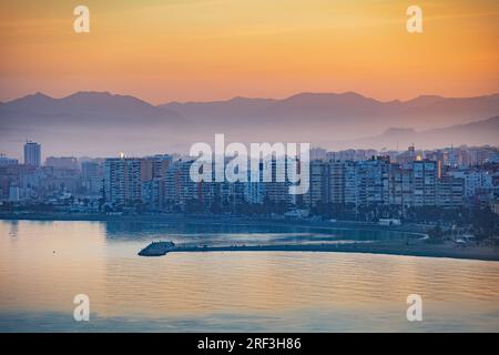 Vue panoramique depuis la mer Méditerranée de Malaga plage Playa Banque D'Images