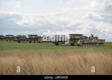 British Army Warrior FV510 réservoir de véhicule de combat ravitaillé à partir d'un M.A.N. Pétrolier de soutien de l'unité HX58 en action lors d'un exercice militaire Banque D'Images