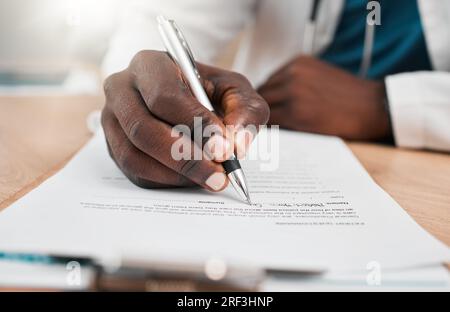 Signature, main ou écriture par le médecin sur la prescription de l'hôpital, le formulaire médical ou la conformité du contrat. Gros plan, application ou travailleur de la santé avec du papier Banque D'Images
