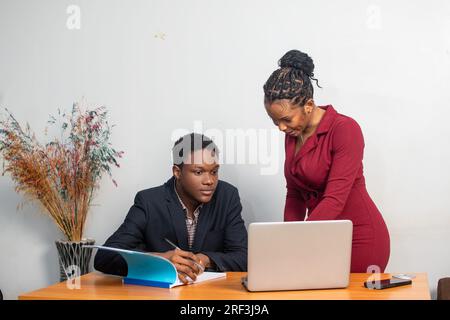 deux employés africains travaillent ensemble Banque D'Images