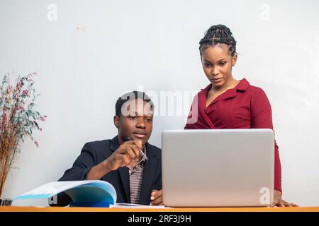 deux employés africains travaillent ensemble Banque D'Images