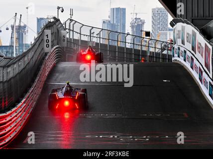 Londres, Royaume-Uni. 30 juillet 2023. Excel, Londres, Royaume-Uni le 30 2023 juillet. Les voitures montent la pente dans le virage 19 lors du championnat du monde de Formule E HANKOOK 2023 ABB de Londres à l'Excel, Londres, Royaume-Uni le 30 2023 juillet. Crédit : Francis Knight/Alamy Live News Banque D'Images