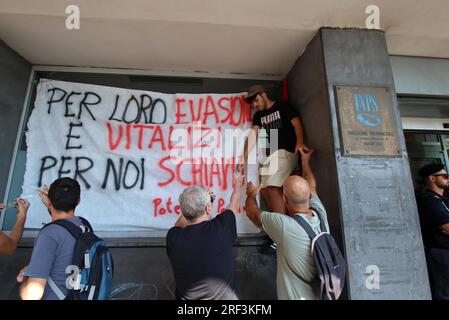 Naples, Italie. 31 juillet 2023. Naples proteste contre la révocation des revenus des citoyens devant le siège de l'INPS usage éditorial Only Credit : Independent photo Agency/Alamy Live News Banque D'Images