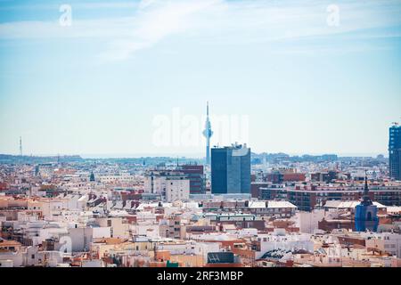 Panorama urbain de Madrid et Faro de Moncloa sur fond Banque D'Images