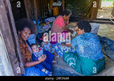 Viti Levu, Fidji : 29 mai 2023 : famille dans leur maison dans le village près de l'île de Viti Levu, Fidji. Banque D'Images