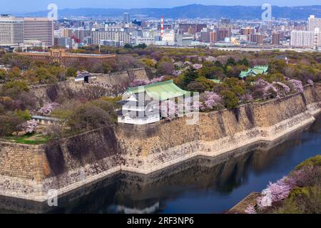 Vue aérienne du château d'Osaka en saison des cerisiers en fleurs, Osaka, Japon Banque D'Images