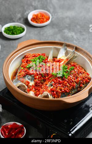 Tête de poisson à la vapeur avec des dés de poivrons rouges chauds ，cuisine chinoise Hunan - tête de poivre hachée Banque D'Images
