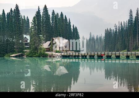 La fumée provenant de nombreux feux de forêt dans les montagnes Rocheuses laisse un nuage de brume autour de Emerald Lake Lodge, parc national Yoho, Canada Banque D'Images