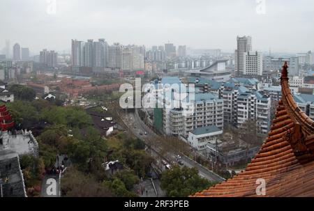 Détail de Wuhan, une grande ville en Chine. High angle shot à l'ambiance brumeuse Banque D'Images