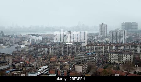 Détail de Wuhan, une grande ville en Chine. high angle shot à l'ambiance brumeuse Banque D'Images