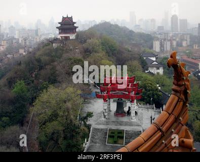 Détail de Wuhan, une grande ville en Chine. high angle shot de la célèbre Yellow Crane Tower dans l'ambiance brumeuse Banque D'Images