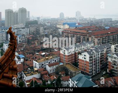 Détail de Wuhan, une grande ville en Chine. Prise de vue en grand angle depuis l'historique Yellow Crane Tower dans une ambiance brumeuse Banque D'Images