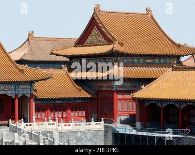 Paysage architectural illuminé ensoleillé à l'intérieur de la Cité interdite à Pékin (Chine). La Cité interdite était le palais impérial de la dynastie Ming Banque D'Images