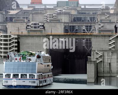 Paysage brumeux avec ferry devant le barrage des Trois Gorges sur le Fleuve Yangtze en Chine à Banque D'Images