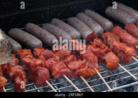 Barbecue en pierre et brique construit à cet effet dans le jardin de la maison. ROYAUME-UNI. Banque D'Images