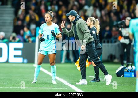 Brisbane, Queensland, Australie. 31 juillet 2023. MELBOURNE, AUSTRALIE - 31 JUILLET : Tony Gustavsson, entraîneur-chef de l'Australia Matildas donne des instructions à Mary FOWLER alors que l'Australie affronte le Canada à la coupe du monde féminine de la FIFA Australie et Nouvelle-Zélande 2023 au stade rectangulaire de Melbourne le 31 juillet 2023 (image de crédit : © Chris Putnam/ZUMA Press Wire) POUR USAGE ÉDITORIAL SEULEMENT! Non destiné à UN USAGE commercial ! Banque D'Images