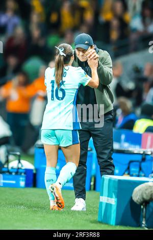 Brisbane, Queensland, Australie. 31 juillet 2023. MELBOURNE, AUSTRALIE - 31 JUILLET : Tony Gustavsson, entraîneur-chef de l'Australie Matildas embrasse Hayley RASO de l'Australie alors que l'Australie affronte le Canada à la coupe du monde féminine de la FIFA Australie et Nouvelle-Zélande 2023 au stade rectangulaire de Melbourne le 31 juillet 2023 (image de crédit : © Chris Putnam/ZUMA Press Wire) POUR USAGE ÉDITORIAL SEULEMENT! Non destiné à UN USAGE commercial ! Banque D'Images