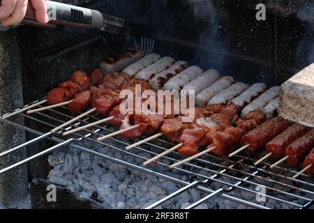 Barbecue en pierre et brique construit à cet effet dans le jardin de la maison. ROYAUME-UNI. Banque D'Images