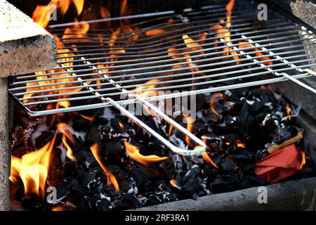 Barbecue en pierre et brique construit à cet effet dans le jardin de la maison. ROYAUME-UNI. Banque D'Images