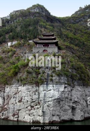 Vue magnifique au bord de l'eau le long de la rivière Yangtze en Chine, dont un bâtiment fortifié historique Banque D'Images