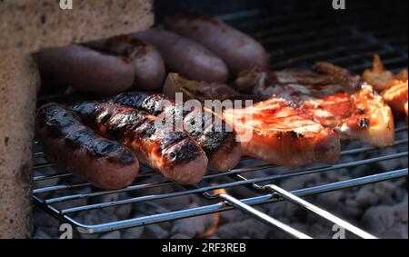 Barbecue en pierre et brique construit à cet effet dans le jardin de la maison. ROYAUME-UNI. Banque D'Images