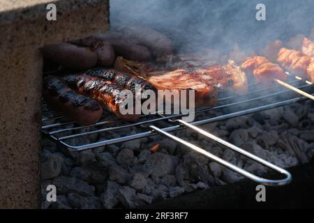 Barbecue en pierre et brique construit à cet effet dans le jardin de la maison. ROYAUME-UNI. Banque D'Images