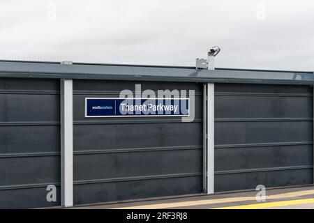 La signalisation sud-est 'Thanet Parkway' est visible sur la plate-forme 2 de la station Thanet Parkway nouvellement ouverte. Banque D'Images