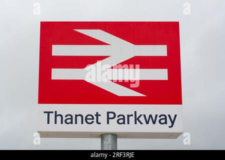 Signalisation Thanet Parkway National Rail à la gare nouvellement ouverte Thanet Parkway dans le Kent. Banque D'Images