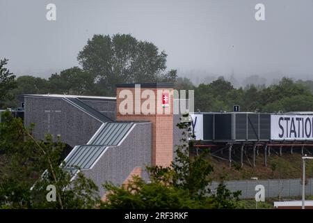 L'extérieur de la station Thanet Parkway nouvellement ouverte est vu d'une certaine distance près de l'A299 Hengist Way. Banque D'Images