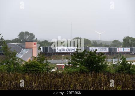 L'extérieur de la station Thanet Parkway nouvellement ouverte est vu d'une certaine distance près de l'A299 Hengist Way. Banque D'Images