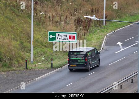 La signalisation nouvellement érigée est visible sur l'A299 menant à la gare de Thanet Parkway. Banque D'Images