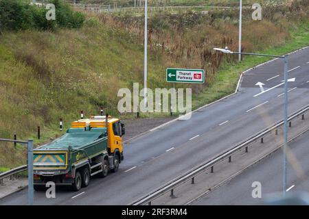 La signalisation nouvellement érigée est visible sur l'A299 menant à la gare de Thanet Parkway. Banque D'Images