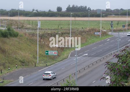 La signalisation nouvellement érigée est visible sur l'A299 menant à la gare de Thanet Parkway. Banque D'Images