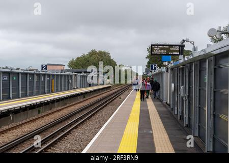 Quais 1 et 2 à la gare nouvellement ouverte Thanet Parkway dans le Kent. Banque D'Images