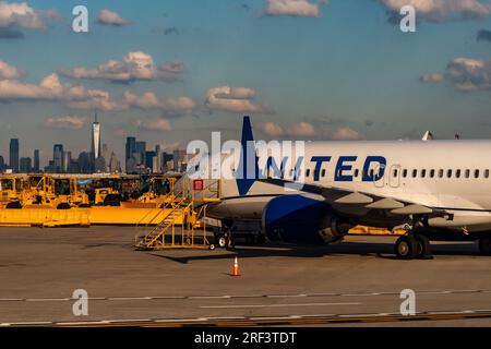 9/27/2022 : Newark, New Jersey, USA - Un avion United Airlines Jet se recharge sur la piste de l'aéroport de Newark Liberty avec le New York City Skyline à l'arrière Banque D'Images