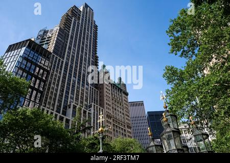 Vue de Lower Manhattan depuis le City Hall Park situé dans le quartier Civic Center entre Broadway, Park Row et Chambers Street, New York Banque D'Images