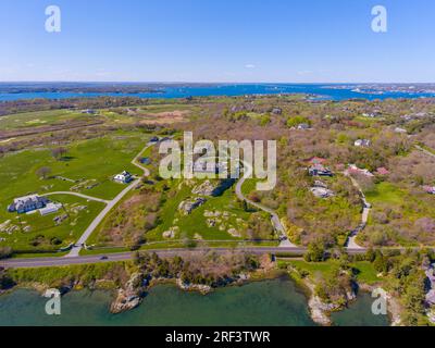 Vue aérienne des demeures historiques à Ocean Drive Historic District près de Goose Neck dans la ville de Newport, Rhode Island RI, États-Unis. Banque D'Images