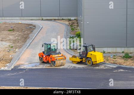 Deux rouleaux routiers sur le site de construction du nouveau bâtiment d'usine Banque D'Images