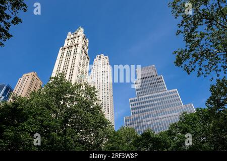 Vue de Lower Manhattan depuis le City Hall Park situé dans le quartier Civic Center entre Broadway, Park Row et Chambers Street, New York Banque D'Images